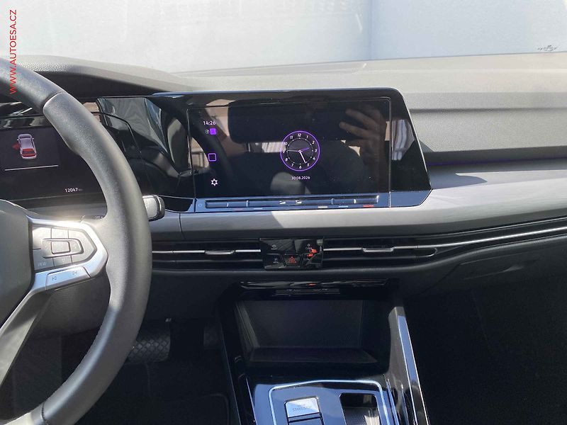 Volkswagen Golf (2023) 1.5 TSi, ČR, Style, AT, LED - fotka 12 z 21