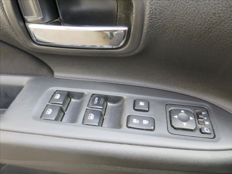 Mitsubishi Outlander 2,2  Di-D Editio+ Aut. - fotka 14 z 27