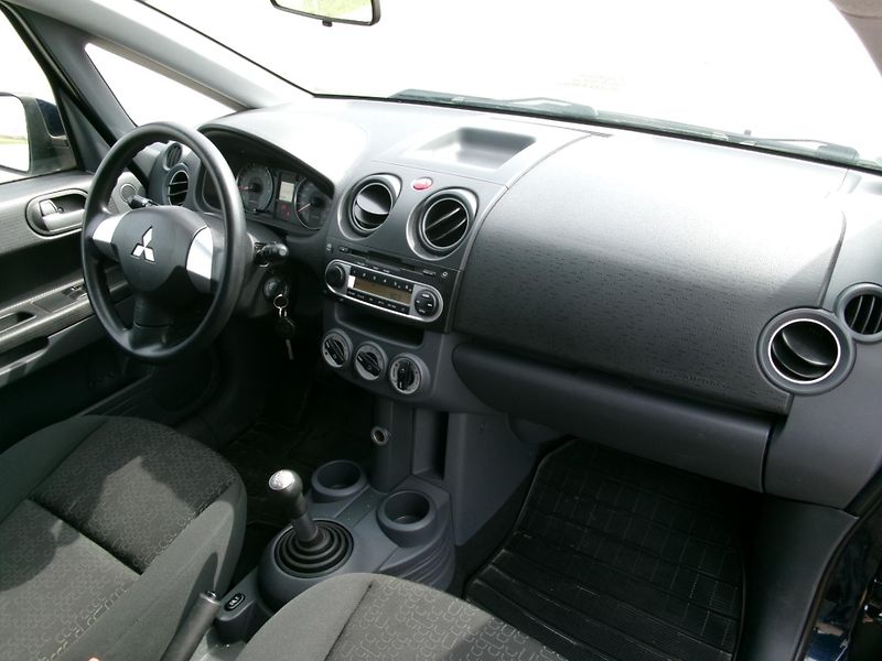 Mitsubishi Colt (2012) 1,3i - ZADÁNO  - fotka 23 z 25