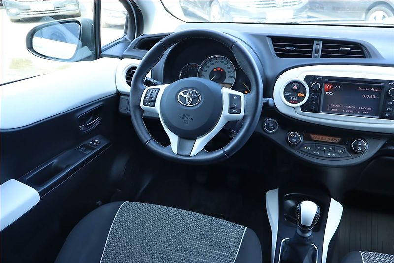 Toyota Yaris (2014) 1.33 Dual VVT-i, Tempomat - fotka 7 z 22