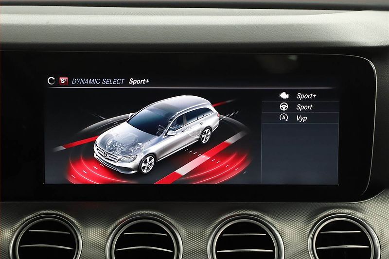 Mercedes-Benz Třídy E (2017) AMG Paket E 400 4MATIC - fotka 16 z 29