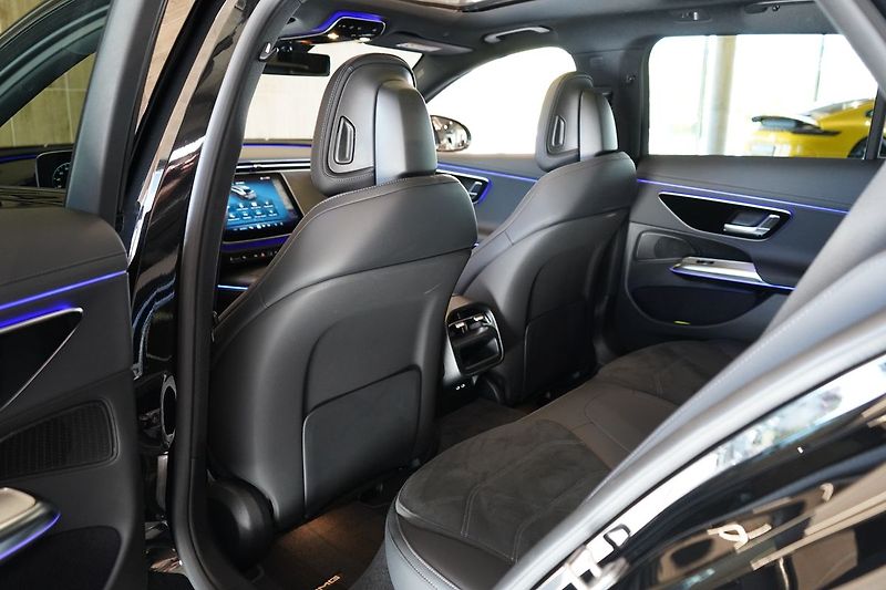 Mercedes-Benz Třídy E 220d 4MATIC AMG, Pano, Tažné - fotka 45 z 49