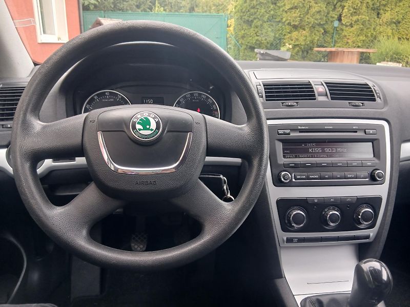 Škoda Octavia 1.6i KLIMA - fotka 19 z 32