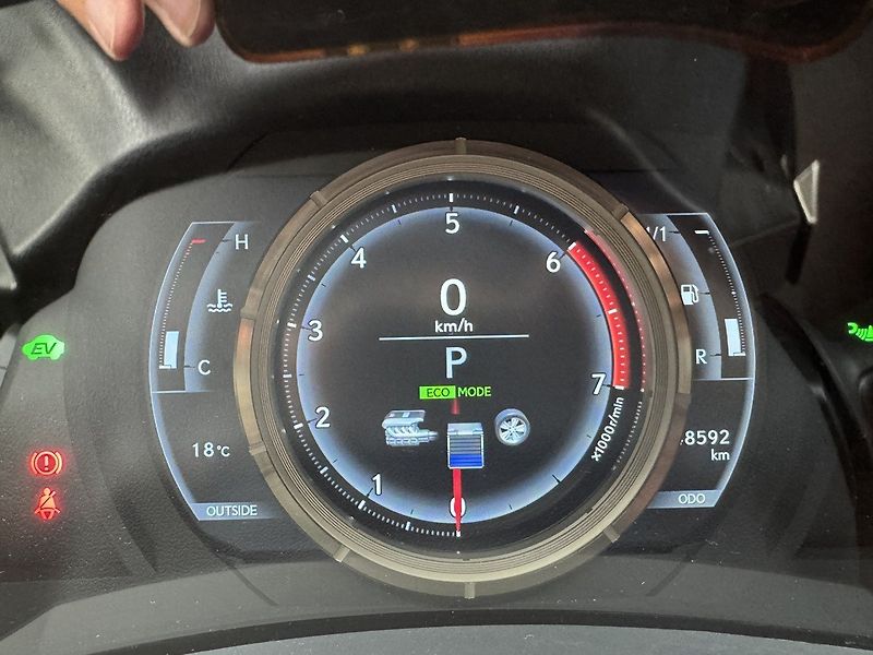 Lexus RC 300h (2016) F-Sport LED Kůže Kamera - fotka 8 z 49