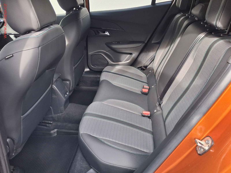 Peugeot 2008 (2021) 1.2 PT, ČR, Allure - fotka 10 z 17