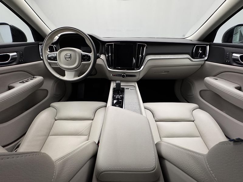 Volvo V60 B4 DARK PLUS CZ 1.maj - fotka 2 z 47