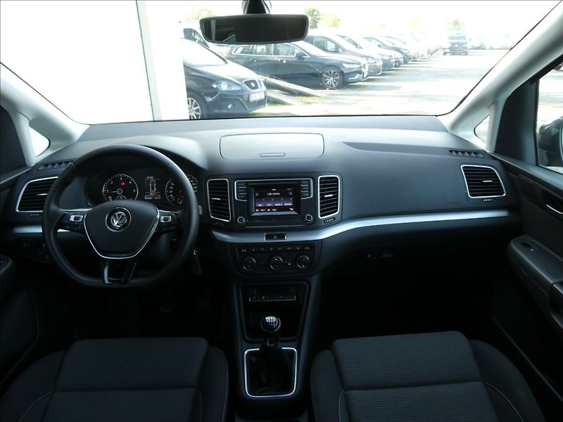 Volkswagen Sharan 2,0 TDi 110kW 7.míst, serviska - fotka 28 z 44