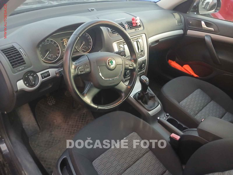 Škoda Octavia (2012) 1.6 TDi, AC, výhřev sed - fotka 3 z 3