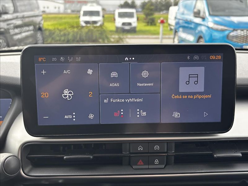 Jeep Avenger 1,2 Turbo e-hybrid Summit - fotka 29 z 42