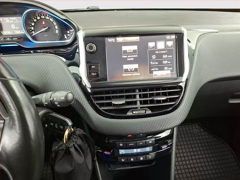 Peugeot 2008 (2015) 1.6 e-HDi, Tempomat - fotka 12 z 18