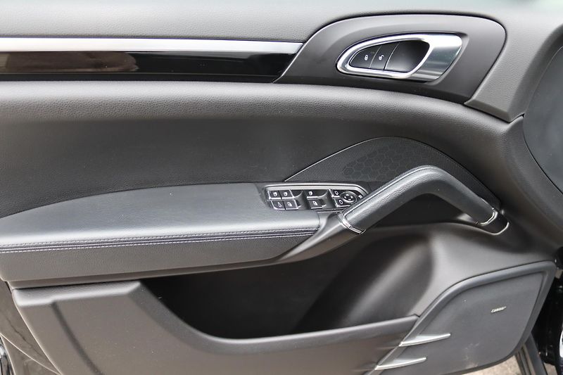 Porsche Cayenne S DIESEL 4.2 V8 283kW 4X4 DPH - fotka 18 z 50