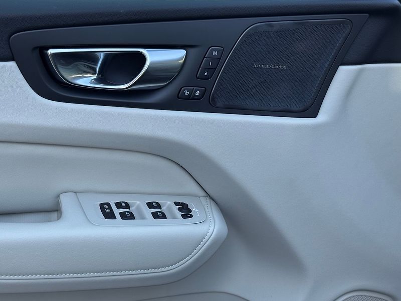 Volvo XC60 (2026) PLUS B5, 360°, Harman, Matrix - fotka 8 z 21