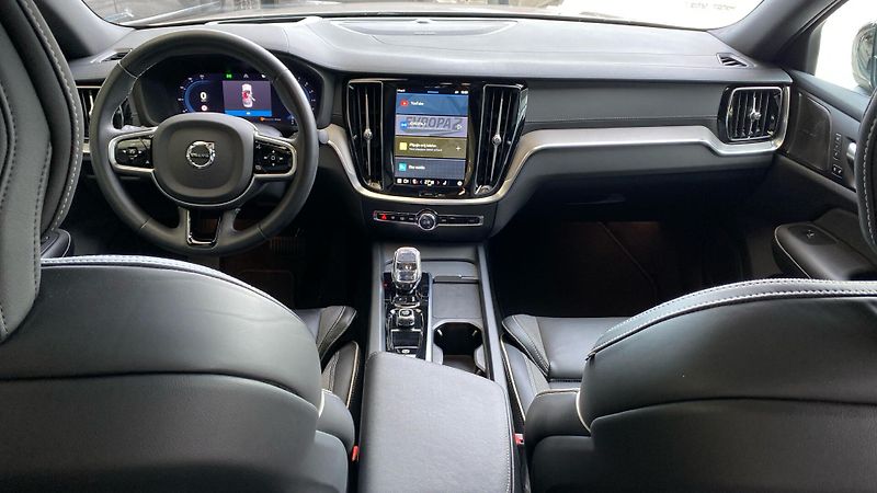 Volvo S60 ULTIMATE DARK, B5 AWD, 184+10 - fotka 12 z 36