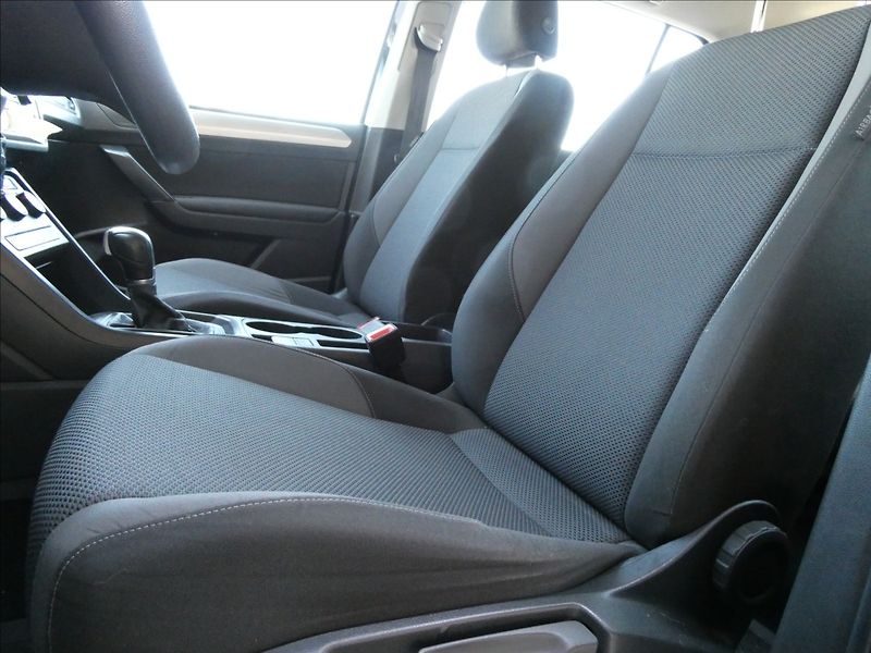 Volkswagen Touran 1,6 TDi DSG 7.míst,1maj.,závěs - fotka 31 z 35