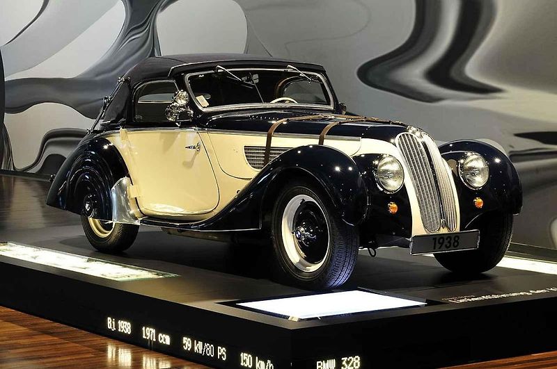 Vůz BMW 328 byl už od začátku navržený jako soutěžní model, který má dát bavorské značce sportovní image. Na snímku je BMW 328 z roku 1938 v Louwman Muzeu.