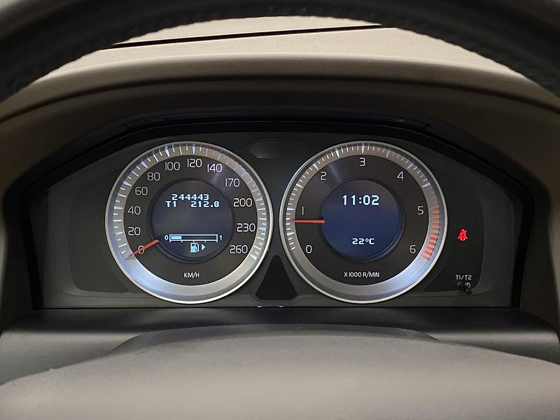 Volvo XC60 D4 AWD MOMENTUM CZ - fotka 25 z 45