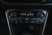 Panel klimatizace má stále fyzická tlačítka, navíc s praktickými diodami.