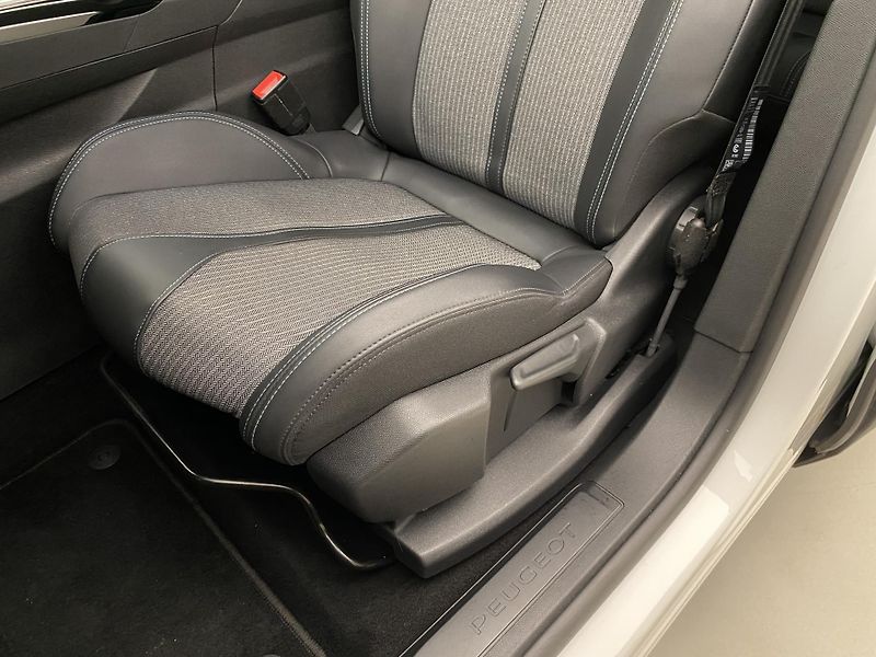 Peugeot 3008 1.5HDi 96kW ALLURE AUT CZ - fotka 22 z 38