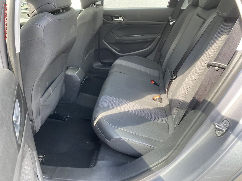 Peugeot 308 (2018) 1.5 HDi, Allure, panor, navi - fotka 10 z 17