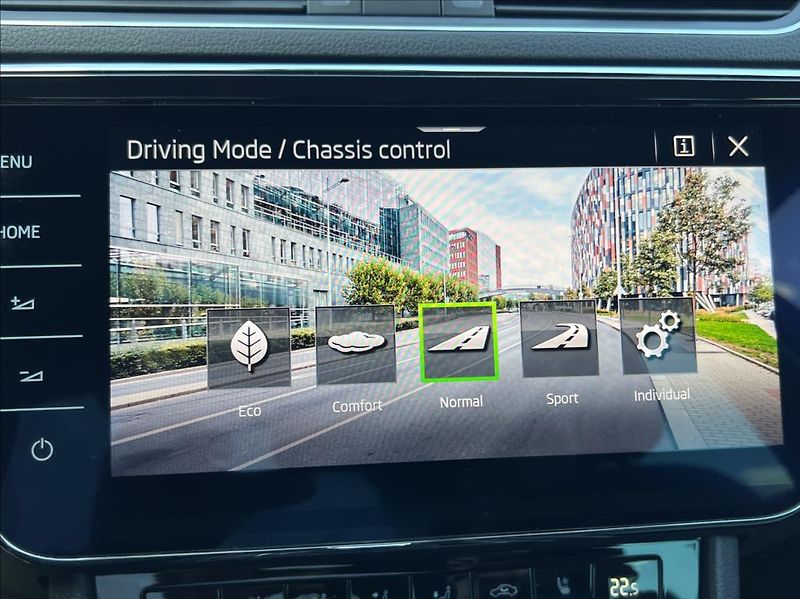 Škoda Superb 2,0 TDI DSG Premium Edition - fotka 31 z 42