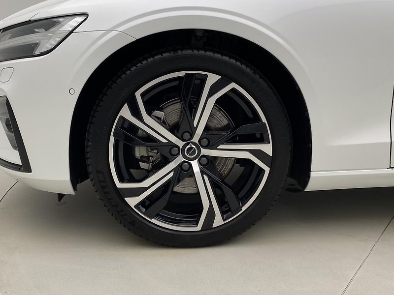 Volvo V60 B4 DARK PLUS AUT  - fotka 37 z 59