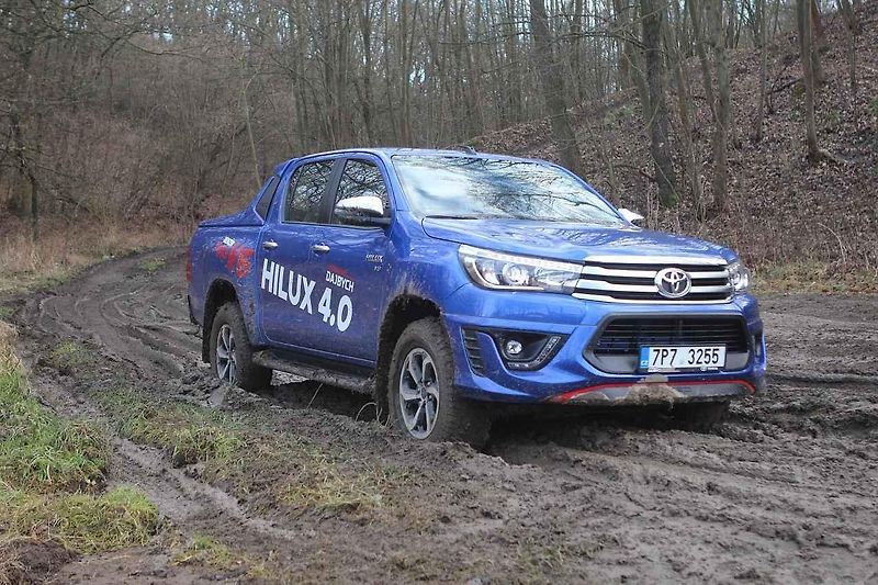 S šestkolovým Hiluxem jsme se mohli i projet