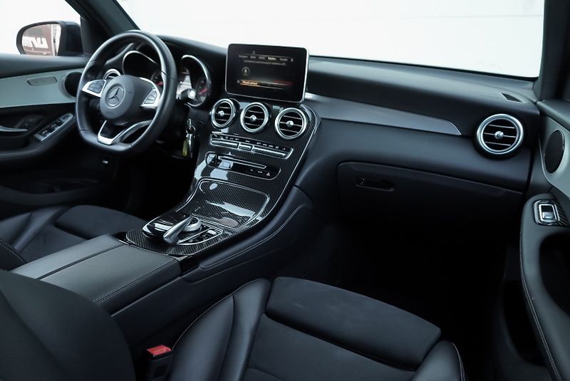 Mercedes-Benz GLC (2019) 300 4MATIC AMG - fotka 22 z 32