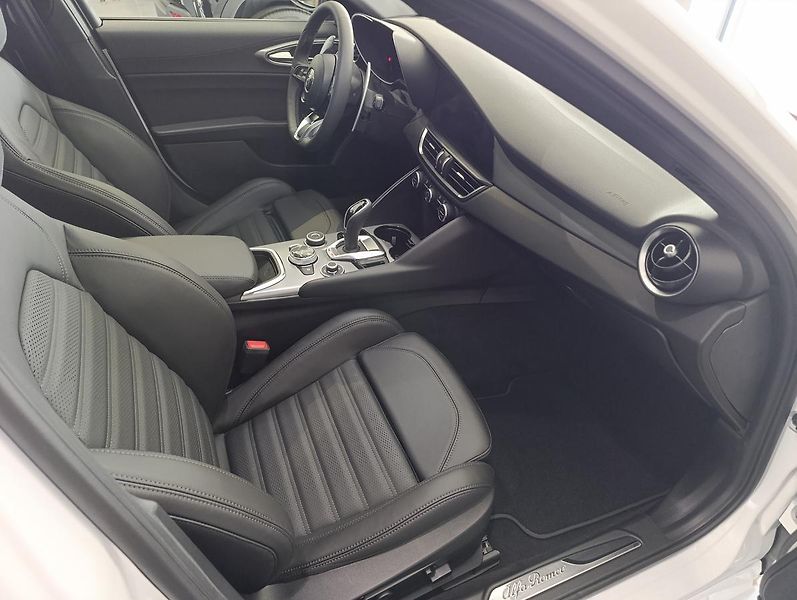Alfa Romeo Giulia (2026) Veloce 2,2 JTDm 210k Q4 - fotka 16 z 20