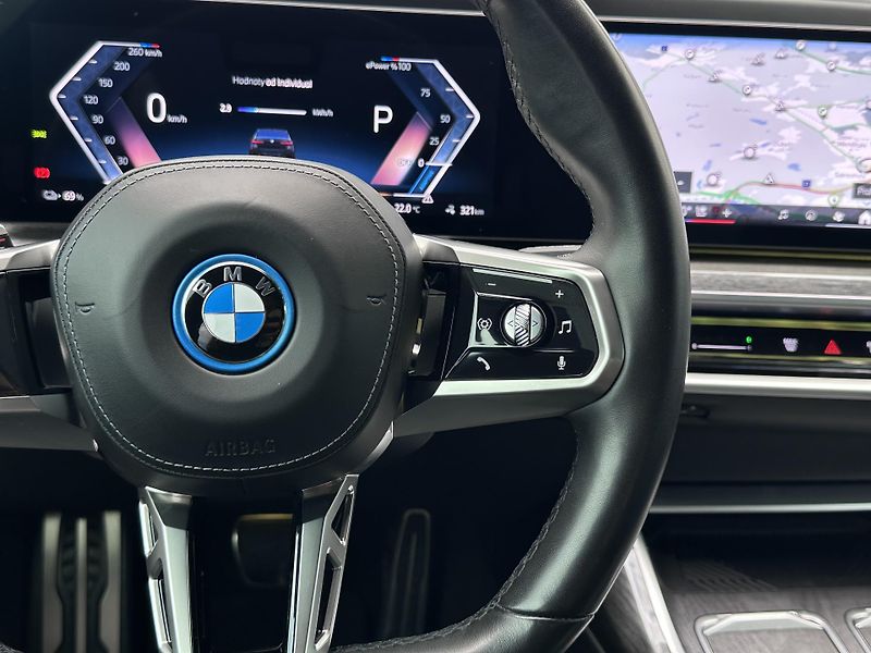 BMW i7 xDrive60 - fotka 13 z 31