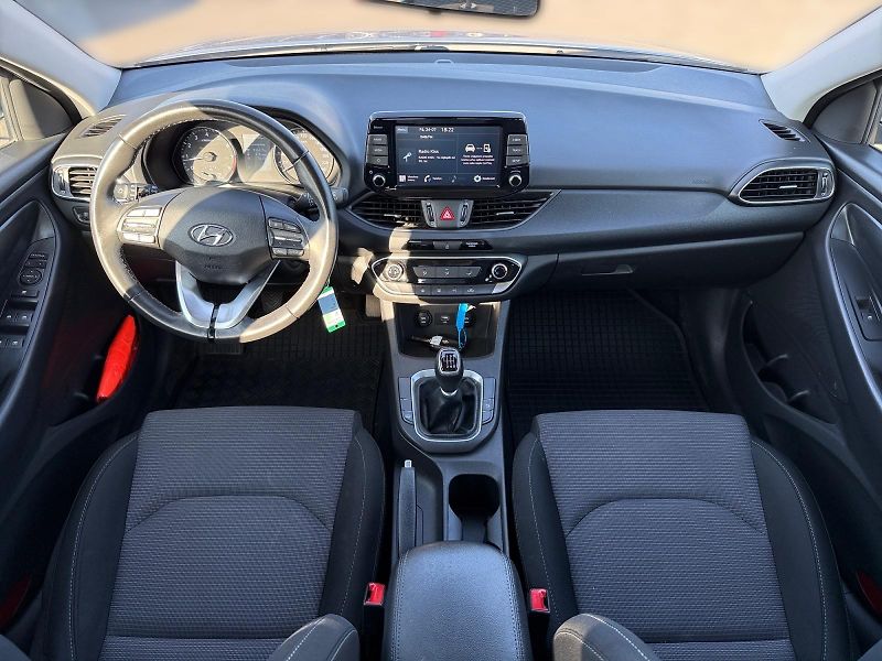 Hyundai i30 (2024) COMFORT 1.5T MHEV 118kW CZ DPH - fotka 9 z 11