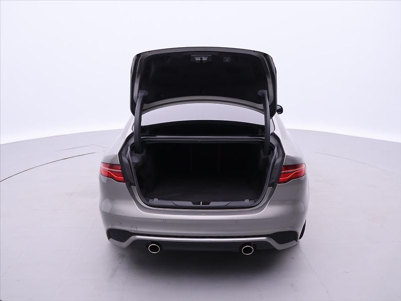 Jaguar XE 2,0 P300 221kW R-Dynamic DPH - fotka 9 z 43
