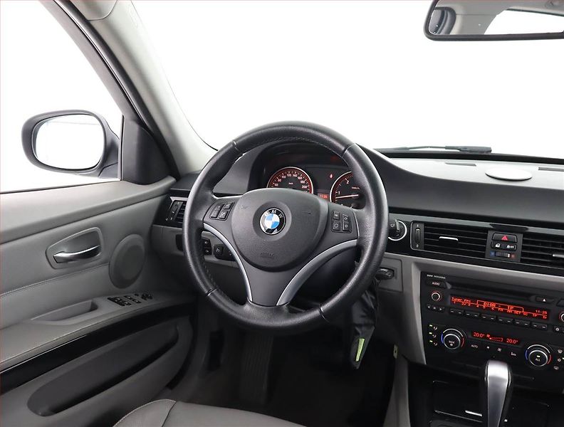 BMW Řada 3 (2011) 330 d xDrive, 4X4, Automat - fotka 7 z 20