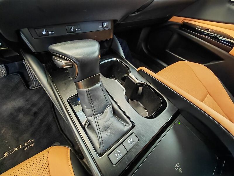 Lexus ES 300h Limited Edition - fotka 35 z 37