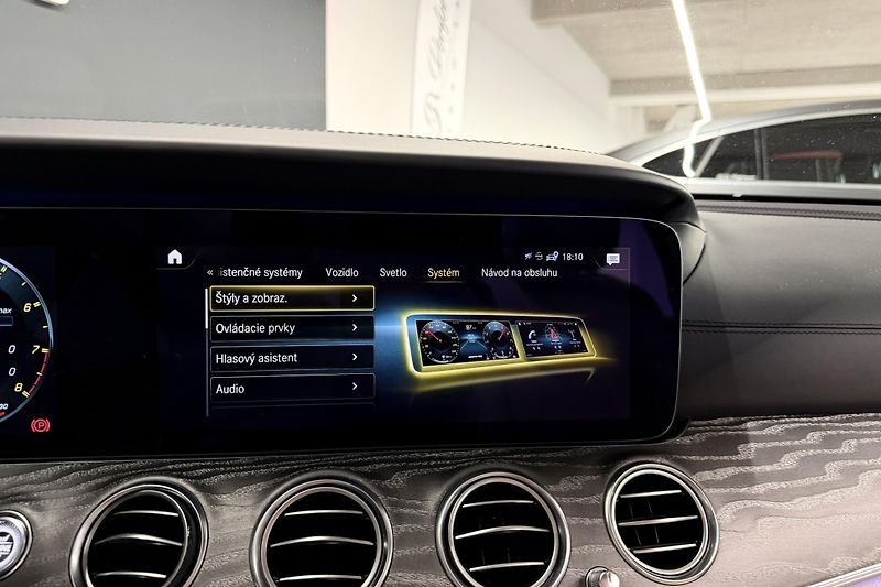 Mercedes-Benz Třídy E (2021) E 63s AMG 4Matic+ V8 Biturbo - fotka 112 z 124