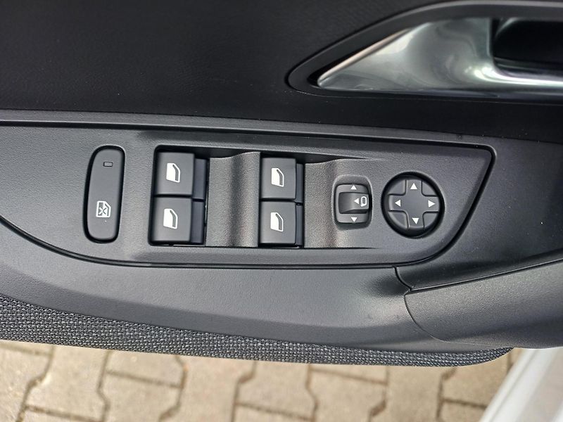 Peugeot 2008 (2026) STYLE 1.2 PurTech 100 k manuál - fotka 16 z 23