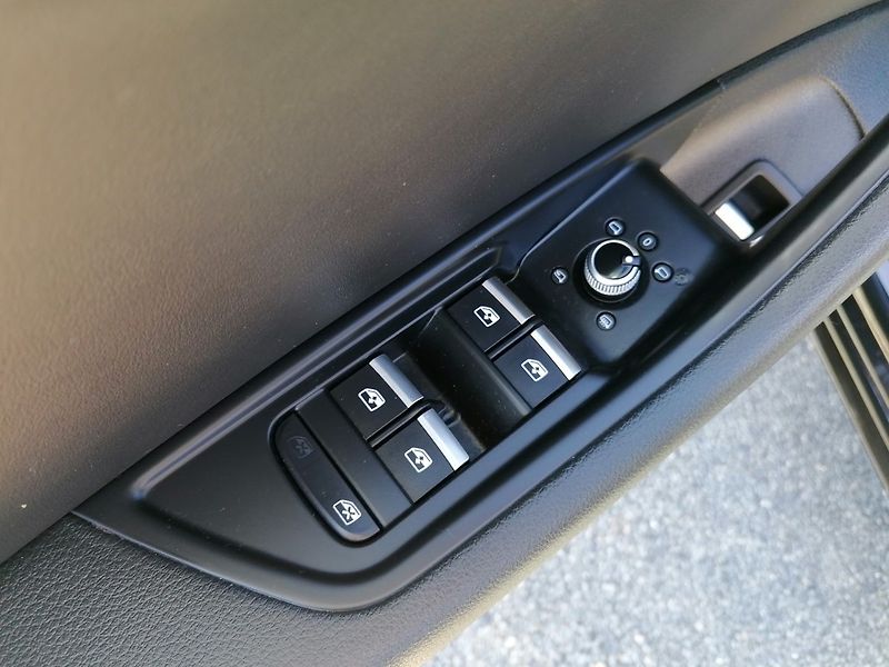 Audi A4 (2023) 2.0 35 TFSi S-Tronic Virtual - fotka 26 z 32