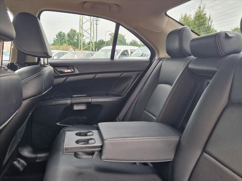 Suzuki Kizashi 2,4 i 4x4 XENON AC ŠÍBR VÝHŘEV - fotka 15 z 37