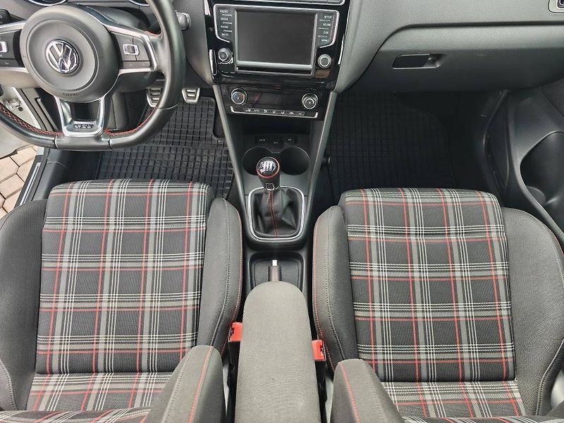 Volkswagen Polo GTI 1,8 TSI 141 kW 6MP 1,8 TSI - fotka 9 z 23