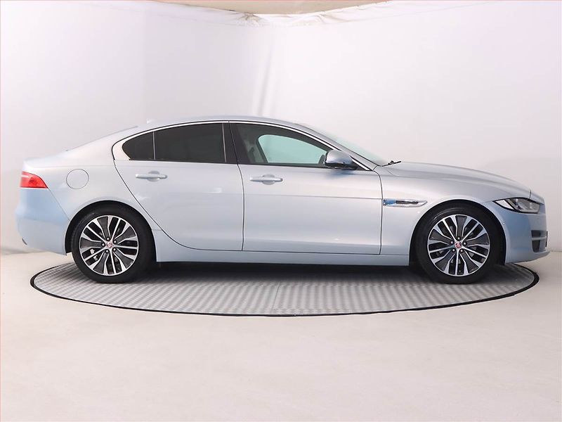 Jaguar XE (2015) E-Performance, Navi, Xenony - fotka 6 z 21