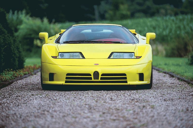 Schumacher si převzetí auta užil se zaměstnanci továrny.