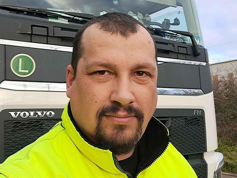 Značky zakazující předjíždění kamionů začaly platit hned při jejich instalaci, policie se na jejich dodržování zaměří.
