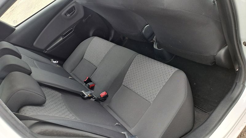 Toyota Yaris 1.0 VVTi Comfort REZERVACE - fotka 9 z 23