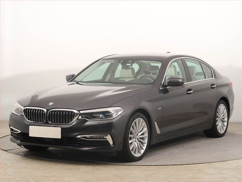 BMW Řada 5 (2017) Luxury Line 520d xDrive - fotka 2 z 14