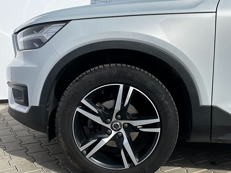 Volvo XC40 Momentum Pro T3 FWD 120kW - fotka 23 z 23