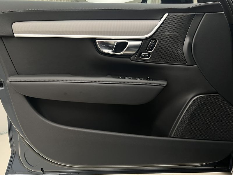 Volvo V90 T6 AWD DARK PLUS - fotka 6 z 45