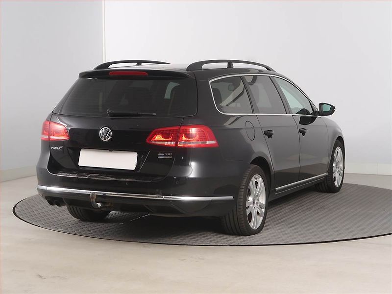 Volkswagen Passat (2011) 2.0 TDI, Navi, Xenony - fotka 5 z 16