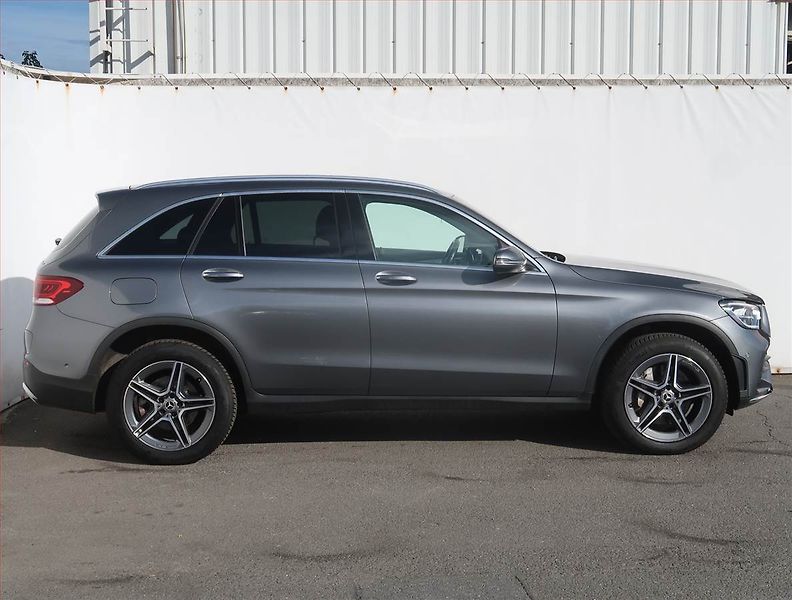 Mercedes-Benz GLC (2022) 300 de 4MATIC - fotka 6 z 25