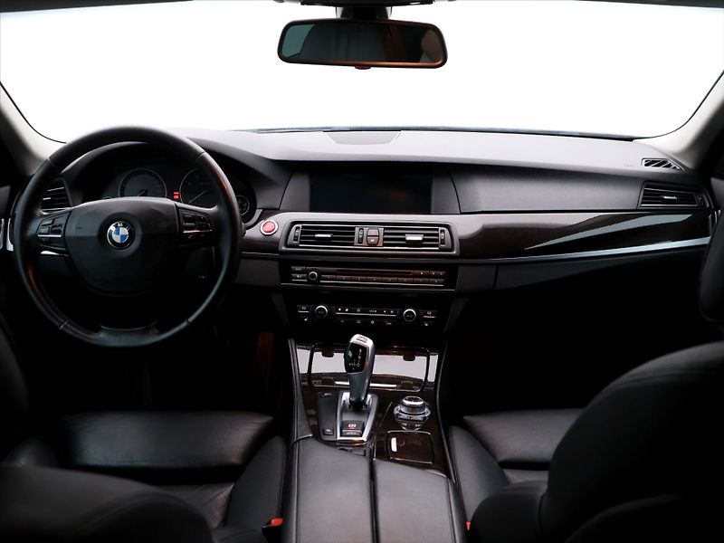 BMW Řada 5 3,0 535i 225kW Aut.klima Kůže - fotka 34 z 41
