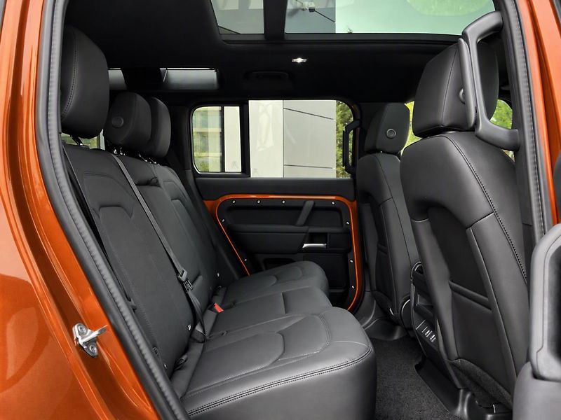 Land Rover Defender (2026) 110 D250 X-DYNAMIC HSE - fotka 28 z 30