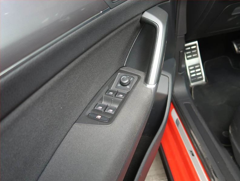 Volkswagen Touran (2017) R-Line 2.0 TDI, Automat - fotka 17 z 20